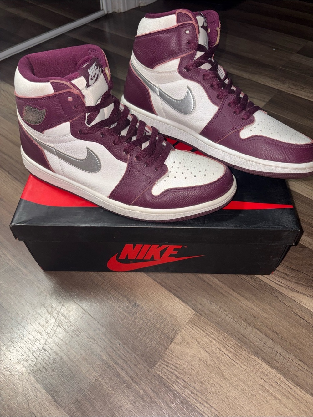 Men’s Nike Air Jordan 1 High Bordeaux trainer Size 10 Burgundy Silver Maroon - Picture 2 of 8